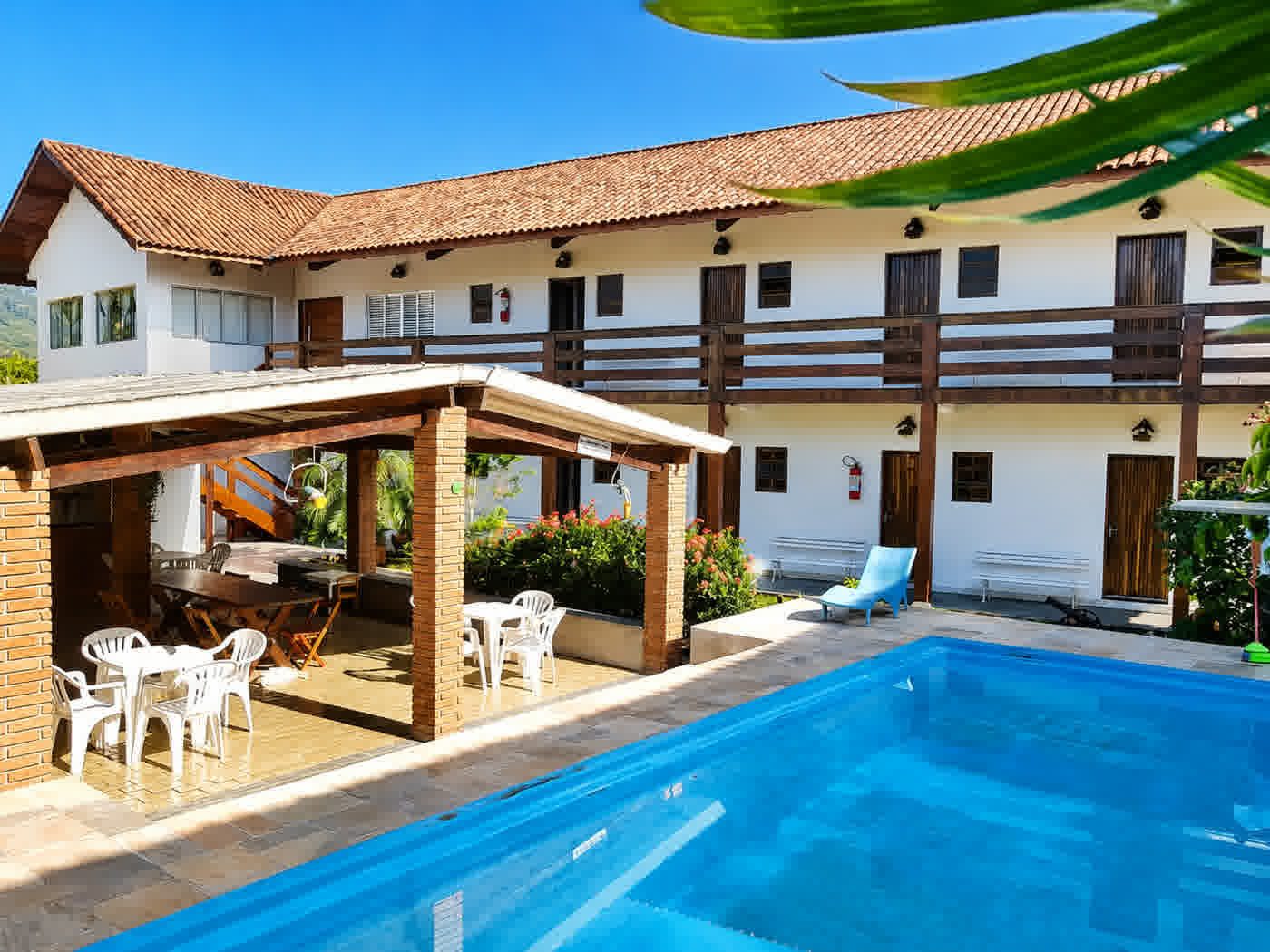 Fachada do Vargas Peruíbe Hotel com piscina