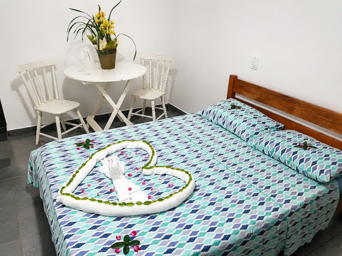 Detalhe do quarto com arrumação decorativa